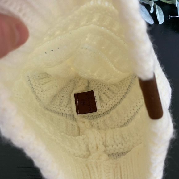 Womens C.C cream colored toboggan - Picture 6 of 7